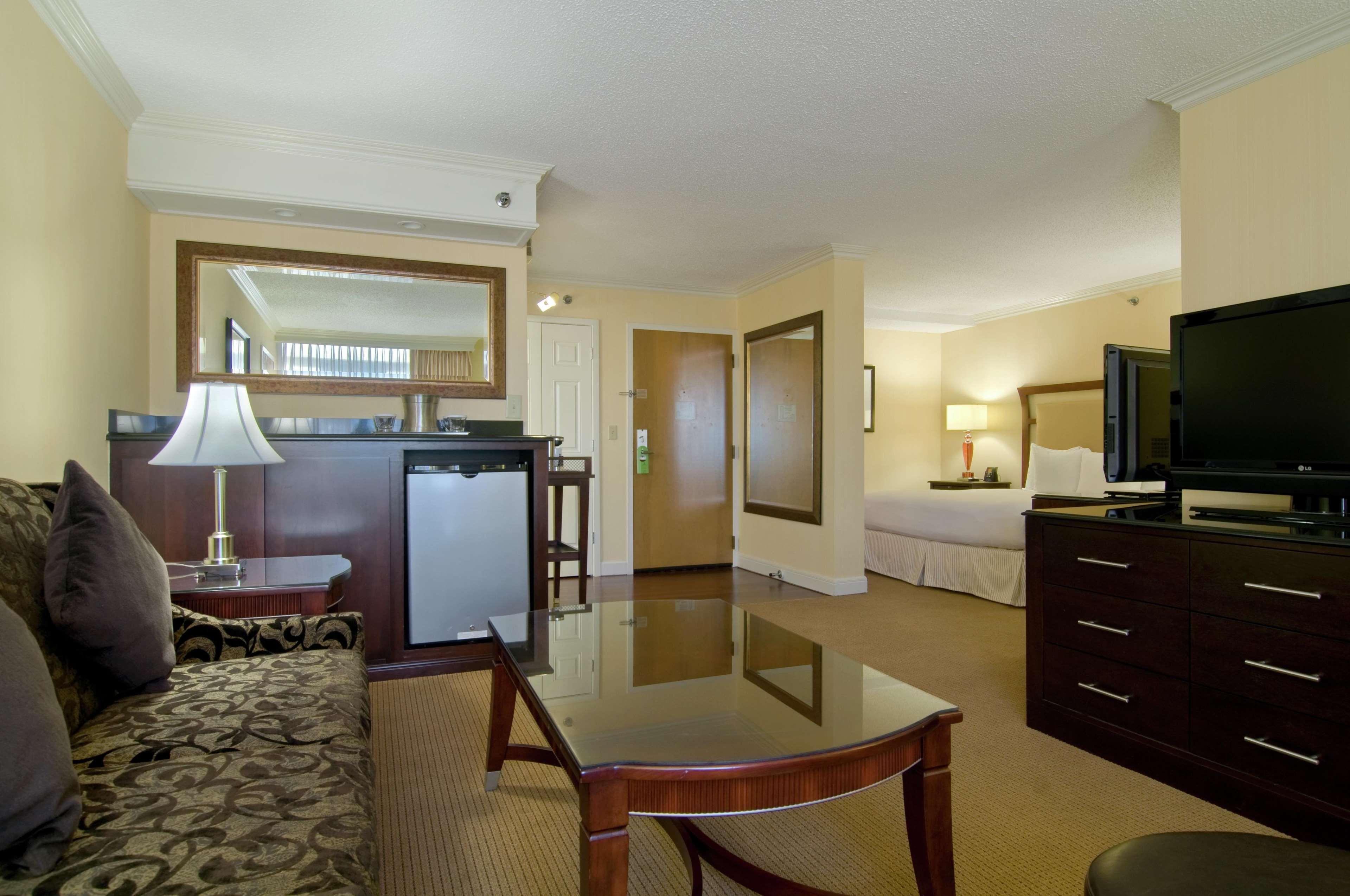 Hilton Raleigh North Hills Hotell Exteriör bild