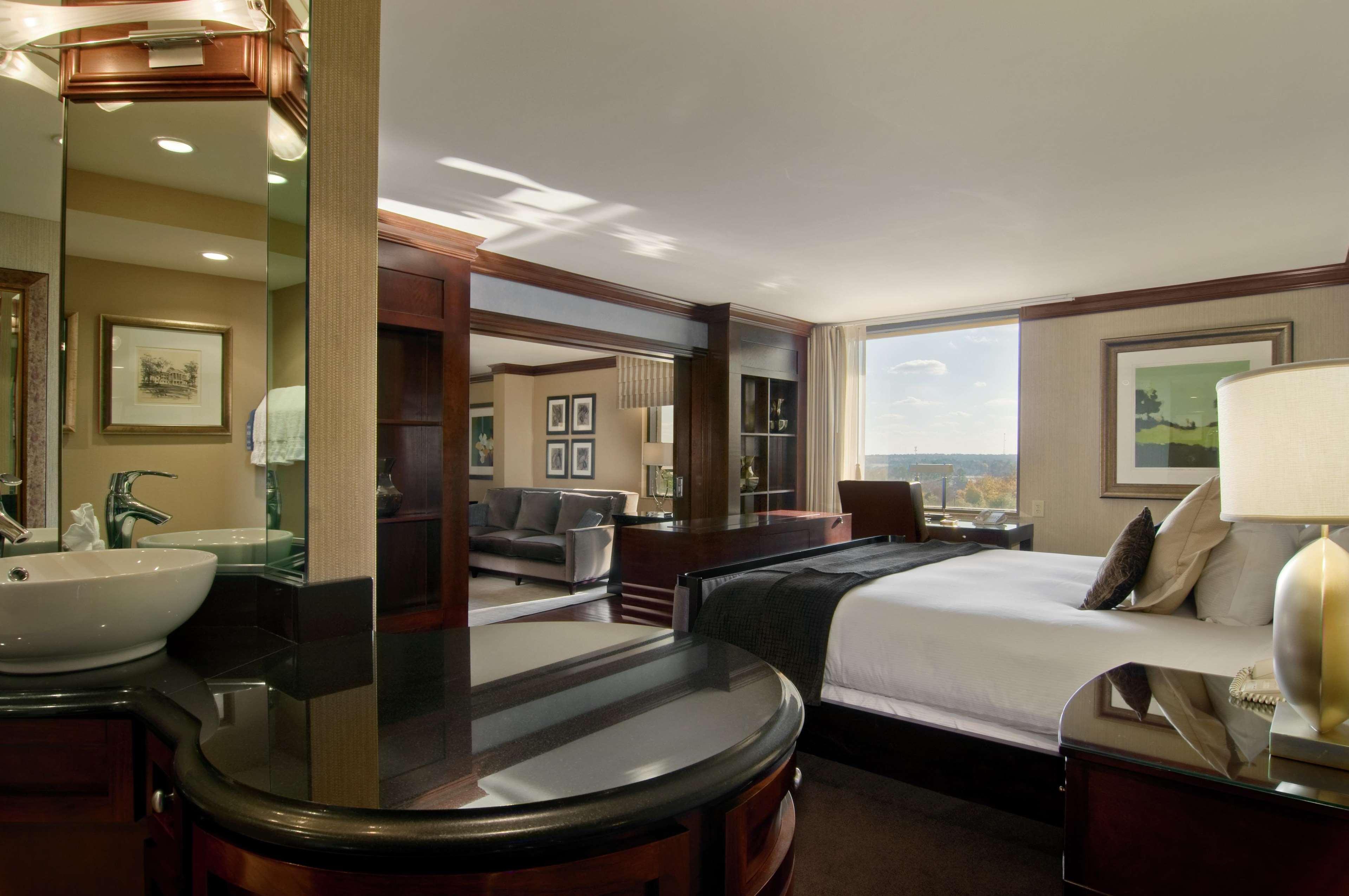 Hilton Raleigh North Hills Hotell Exteriör bild