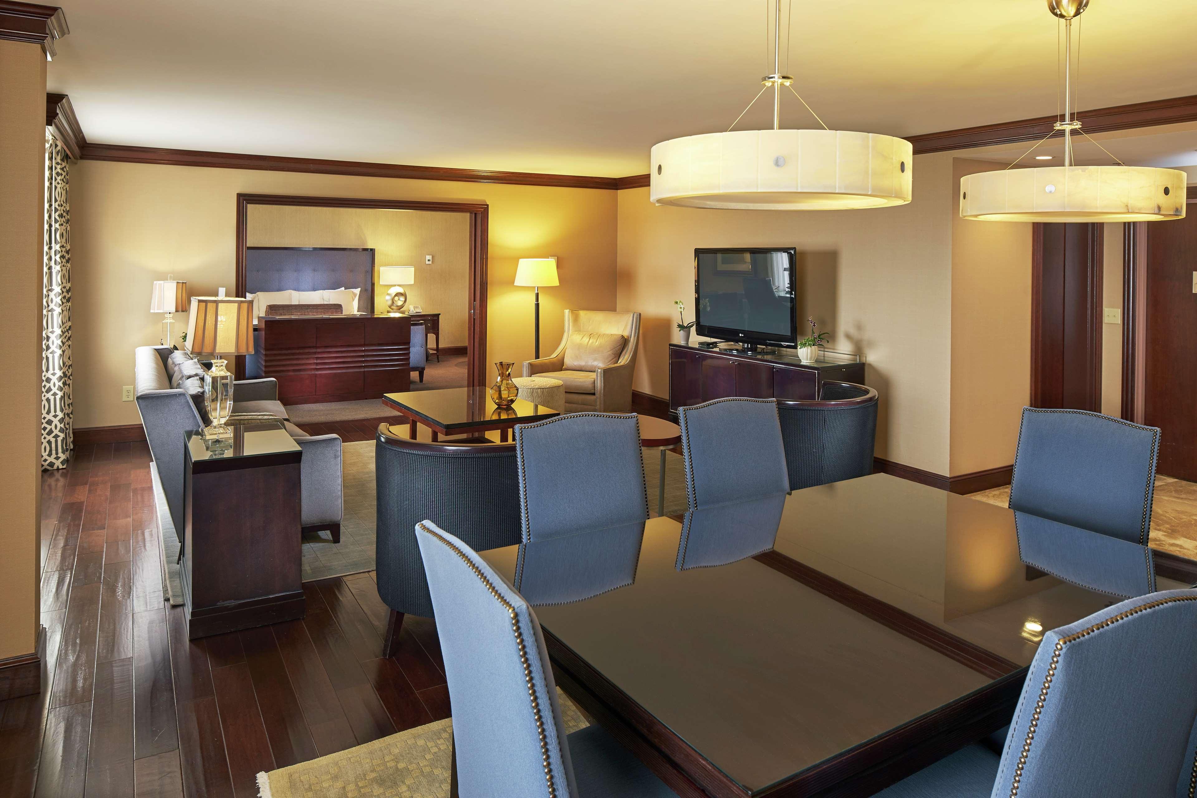 Hilton Raleigh North Hills Hotell Exteriör bild